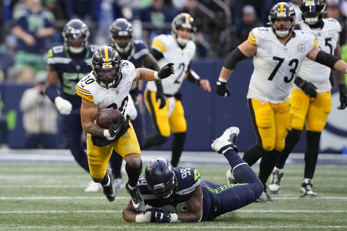 Former Steelers Offensive Lineman Thinks Kenny Pickett Should Be